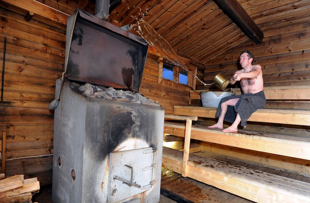 Bara eld, ingen rök. I en vedeldad bastu leds röken ut genom skorstenen.