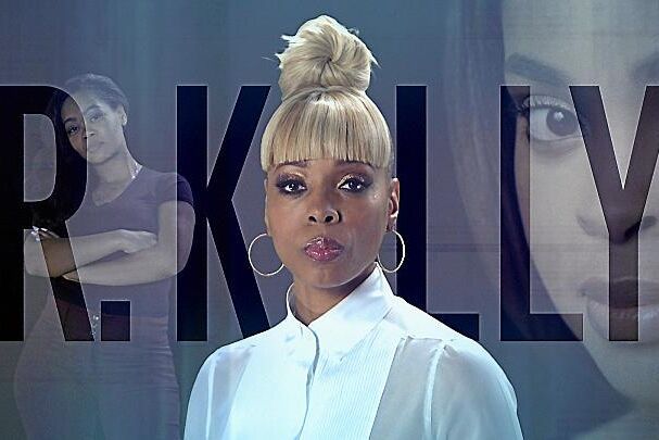 Unga kvinnor träder fram och berättar om R&B-artisten R. Kelly's sexuella övergrepp i ”Vi överlevde R.Kelly” på SVT Play.