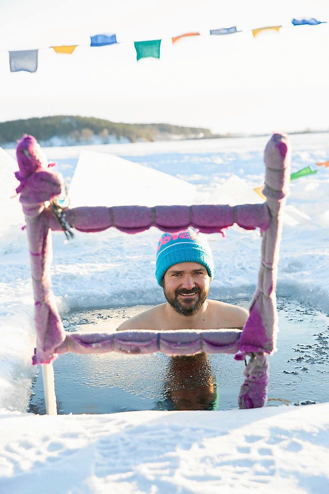 Dan tar gärna ett iskallt dopp, precis som många av besökarna.