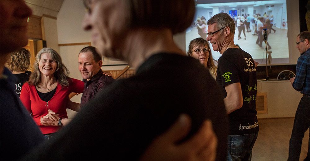Mellan Torgny Berg och Ingela Ekman dansar Mari Sjöström och Ingvar Ekström. Foto: Karl Melander.