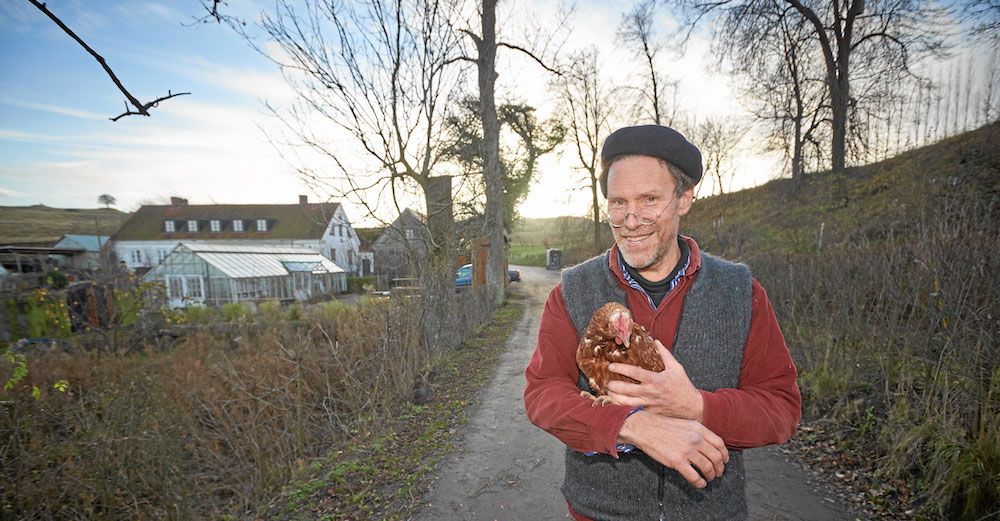 Gustav försöker hårda kommentarer med ro. Tror att det är en "barnsjukdom" på nätet - att det lättare blir en ovänlig ton där, än när människor möts i verkligheten.