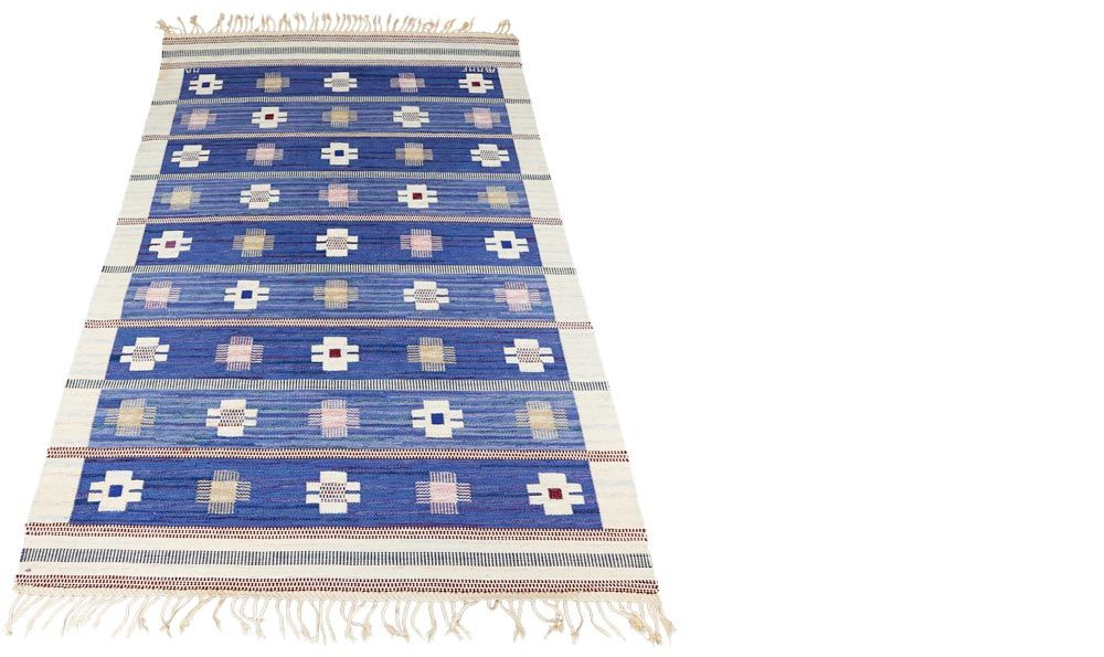 En röllakan, 246 x 174 cm, formgiven av Marianne Richter för AB Märta Måås-Fjetterström, klubbades för 43 000 kronor i Kalmar. (Kalmar Auktionsverk.)