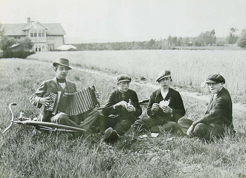 Tillsammans med goda vänner framför familjen Rhudins hus. Fridolf längst till höger.