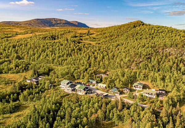 För dig som vill prova på att vandra i fjällen för första gången är fjällkedjorna i Dalarna och Härjedalen perfekta som startpunkt. Bilden är tagen ovanifrån på Skarvruets fjällstation som är fjällvärldens anrika fjällhotell.