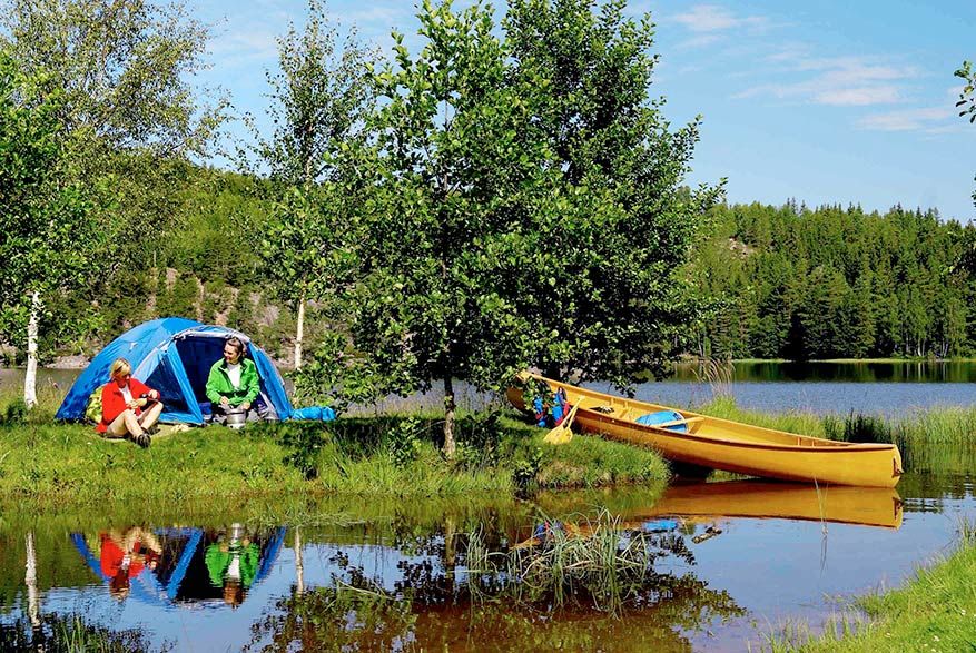 Kombinera camping med kanotfärder i Dalsland. Foto: Göran Assner