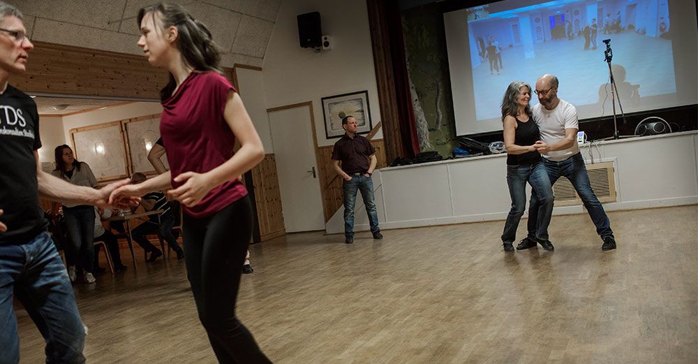 Att det är paus behöver inte stoppa den som är danssugen. Dansparen från vänster är Börje Jakobson - Rebecka Nyström och Mari Sjöström - Ola Klang. Tittar på gör Susanne Ejnarsson och Ingvar Ekström. Foto: Karl Melander.