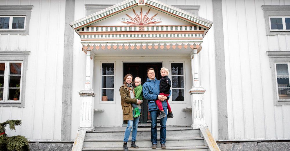 Den tolfte generationen på Hälsingegården Skogens, Elin, Henrik, och deras söner Helmer och Frans.