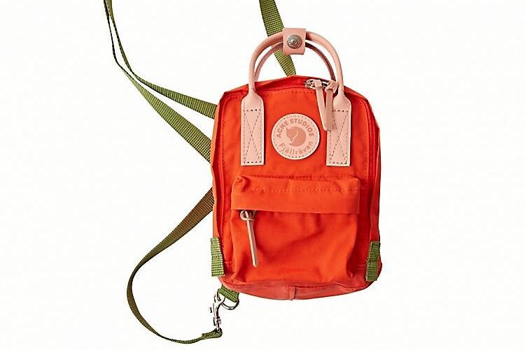 En mini-Kånken som används som en magväska.