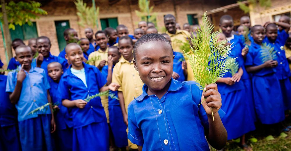 Bernise Icyibaruta, 11, framför de andra eleverna i skolans trädklubb. We Effect