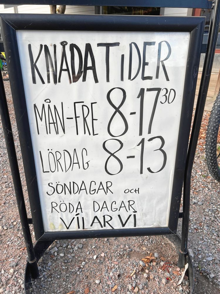 Skyltat. Sex dagar i veckan har man öppet, så det är tur att många familjemedlemmar som kan rycka in.
