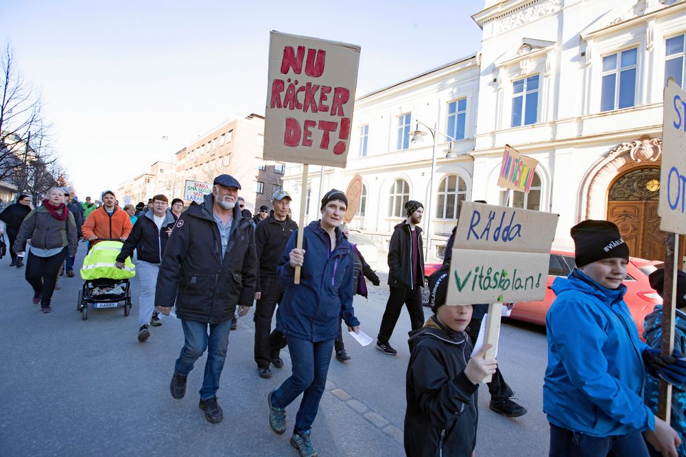 Omkring 2000 personer demonstrerade mot planerna på att lägga ned skolorna.