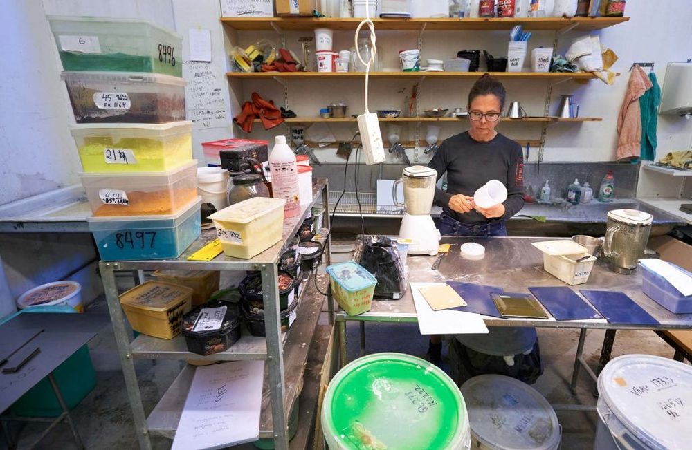 Helena blandar färg med en vanlig hushållsmaskin.