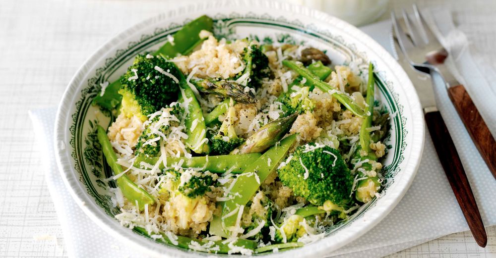 SNABBT OCH ENKELT. Quinotto är en härlig revolution i köket. Löjligt enkel att göra, bättre näringsinnehåll än vanlig risotto men liknande smak. Och klar på 20 minuter.