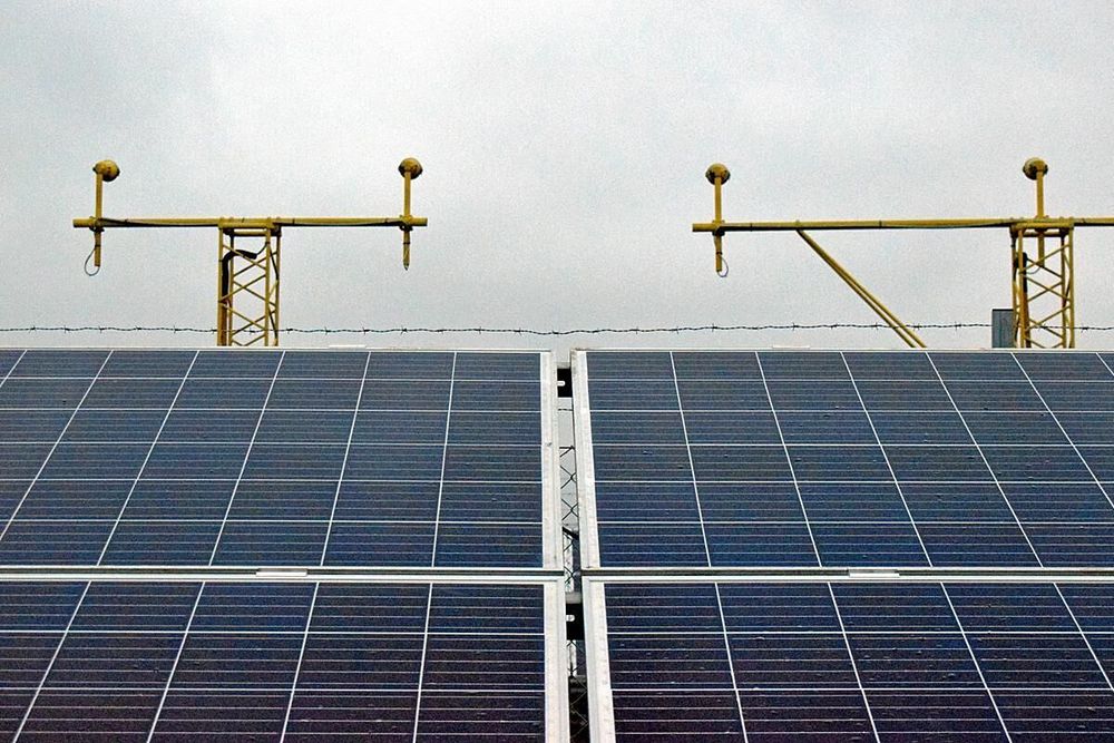 Det syns tydligt att anläggningen ligger vid Säve Flygplats. Mitt bland panelerna står lamporna som hjälper till vid inflygning och landning.