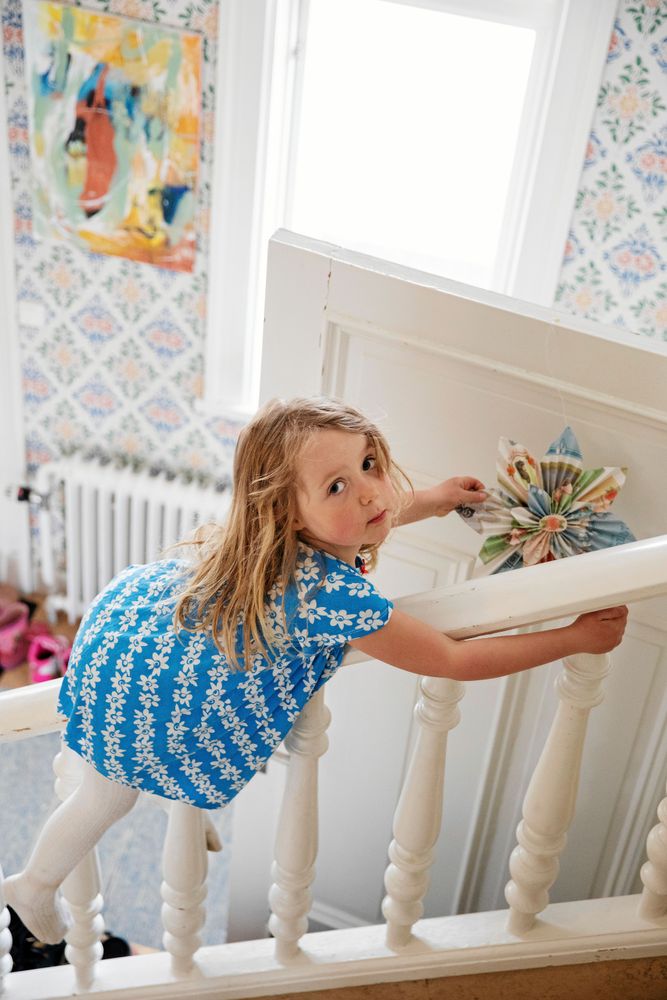5-åriga Esmeralda gillar de stora ytorna i huset.