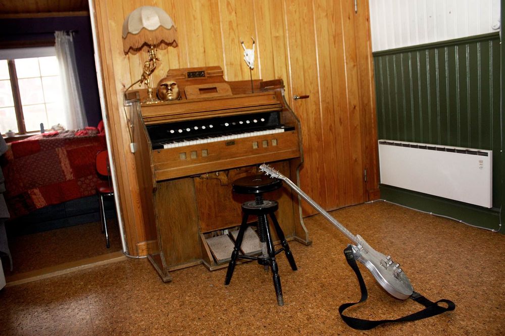 Precis utanför Karins och Kjetils sovrum står en orgel som församlingen använde under många år.