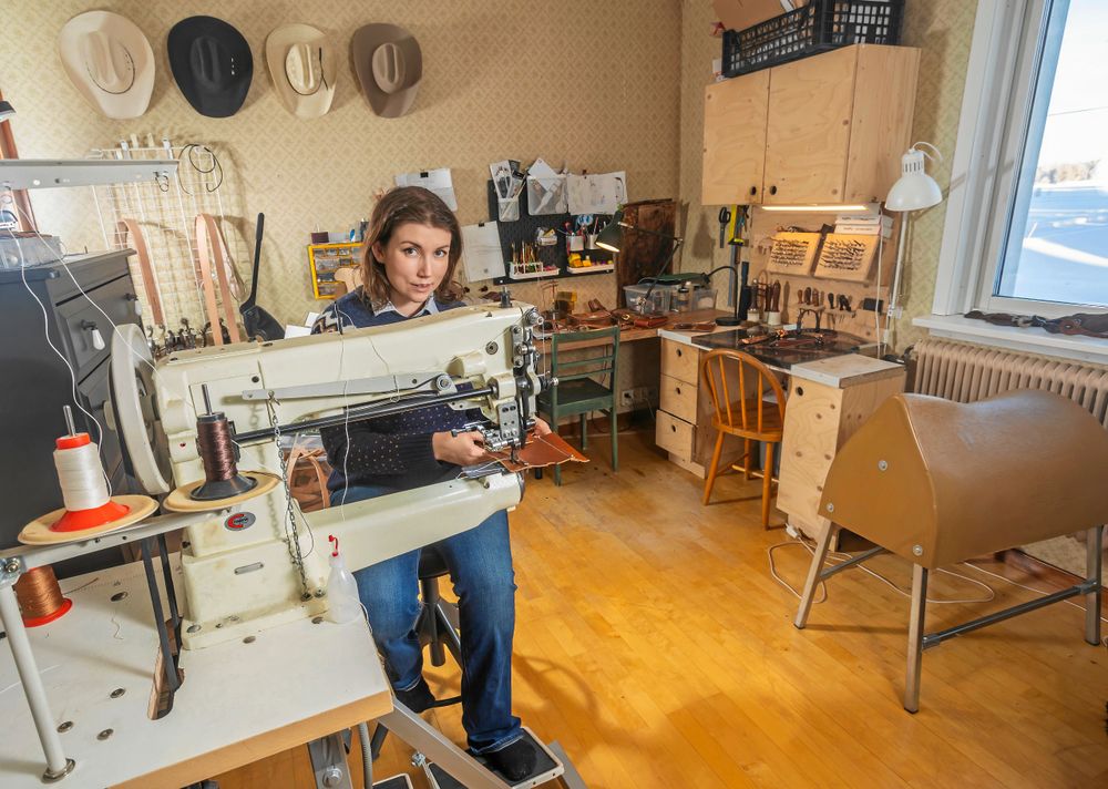 Lisa i sin läderverkstad där hon har speciella symaskiner och verktyg för läderbearbetning.