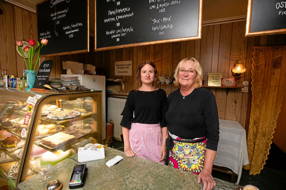 I kafédisken finns mängder av läckra bakverk som bakas av Katarina och Emma.