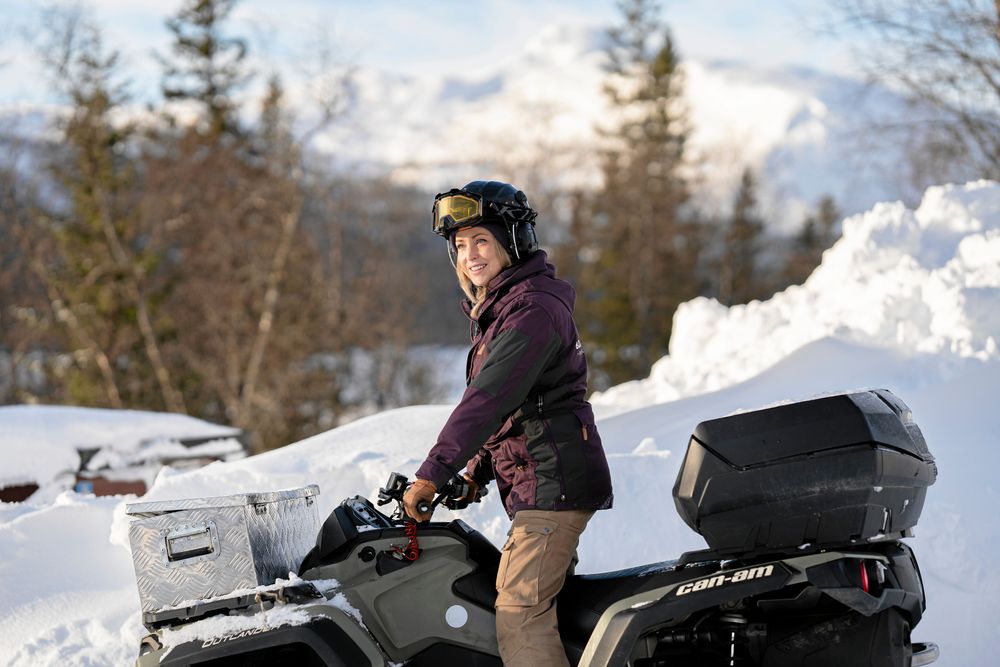 Cecilia på en av gästgiveriets skotrar . färdmedlet som både de själva och gästerna tar sig ut i den snötäckta naturen med.