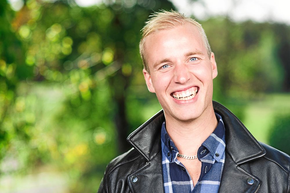 Mjölkbonden Simon har mest haft tid för djuren men i somras var det äntligen dags för kärlek.