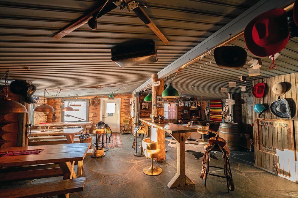 Vintersolen lyser upp den stora saloonen på nedervåningen i gästgiveriet. På övervåningen ligger Restaurangen med gourmetmat och utsikt.