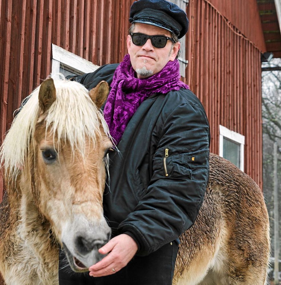 Peter Lejon, med älskade Haflingerhäst Stark hemma på gården i Långelycke.
