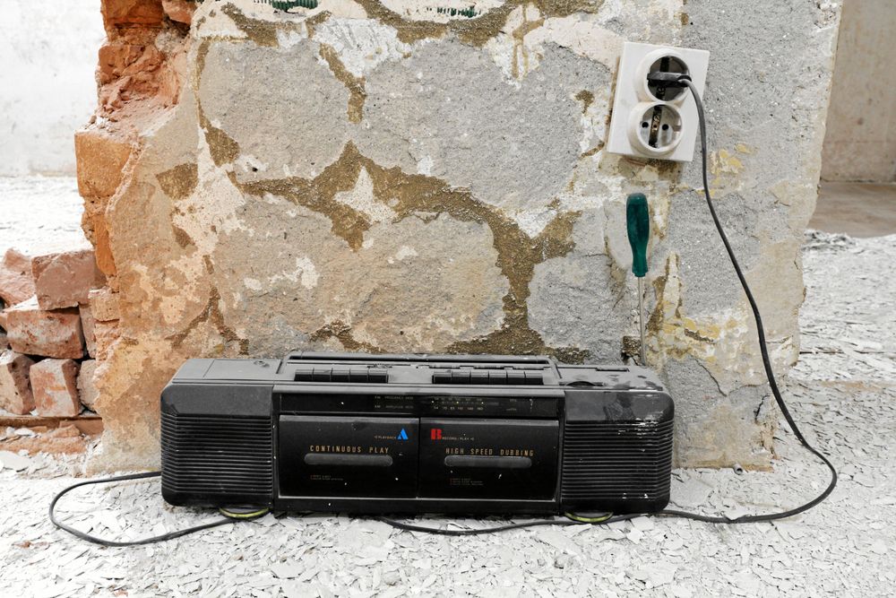 En gammal, dammig radio kan orsaka brand.