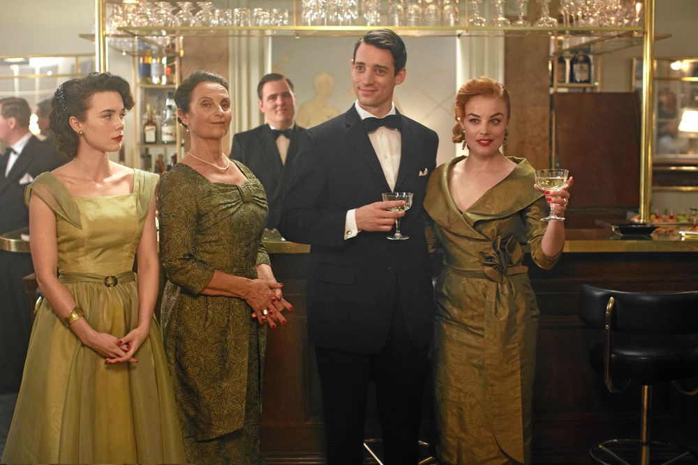 Från vänster: Nina Löwander (Hedda Stiernstedt), Helga Löwander (Suzanne Reuter), Gustaf Löwander (Mattias Nordkvist), Peter Löwander (Adam Lundgren) och Ester Löwander (Ida Engvoll).