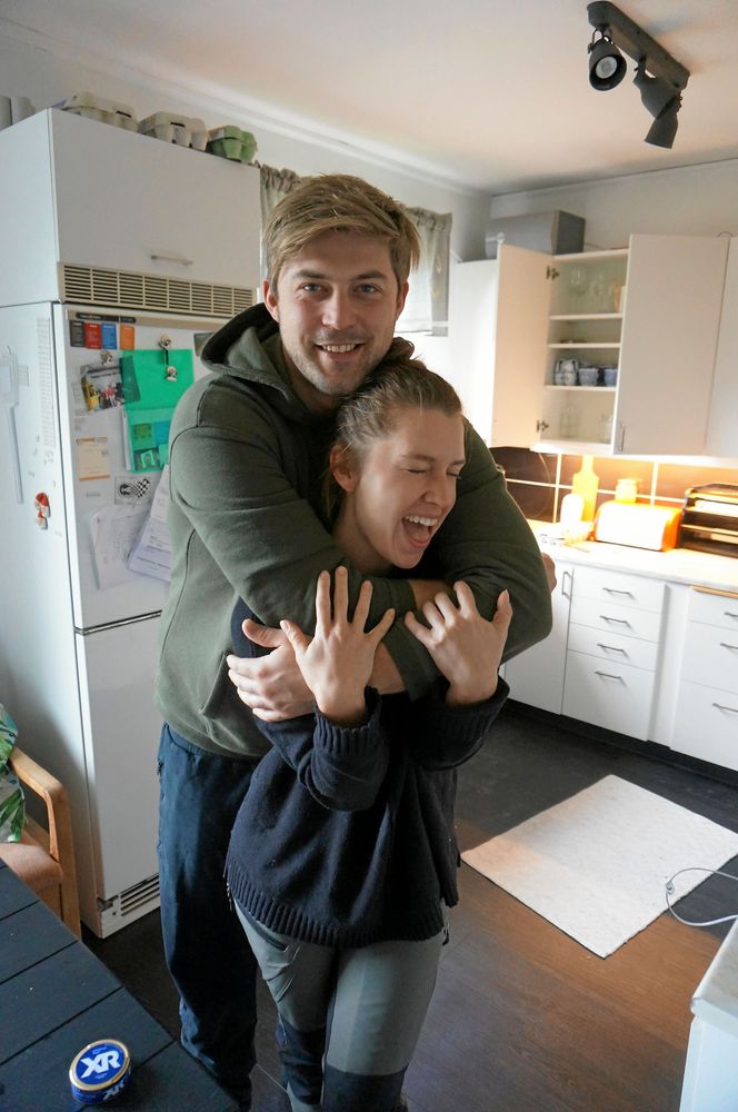 Hemma på gården i Valdemarsvik har mjölkbonden Susanna Karlsson och Hannes Haraldsson bott sedan i oktober.