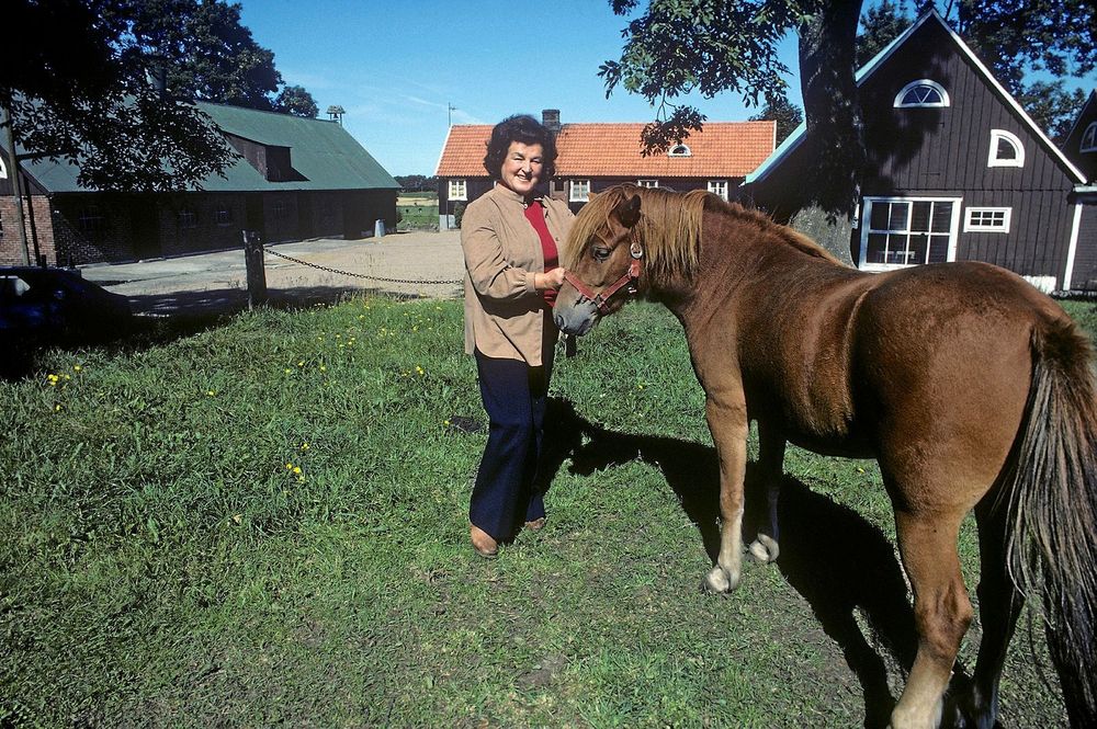 Birgit Nilsson tillsammans med en häst vid hennes hem och gård i Svenstad Skåne i Augusti 1981.