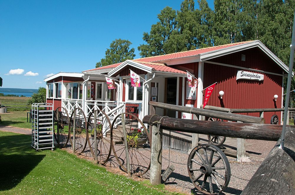 Svensgårdens cafe – rött hus med vita knutar.
