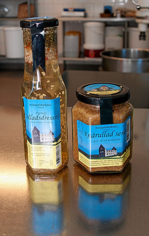 Salladsdressing och senap på köksbänk.