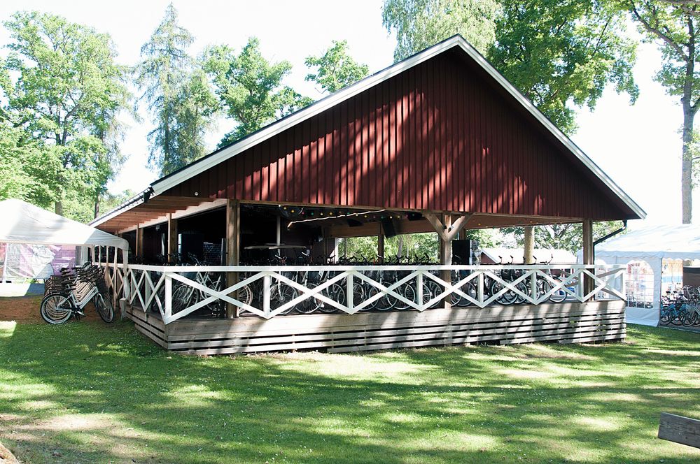 Folkparken på Visingsö, en röd byggnad med altan.