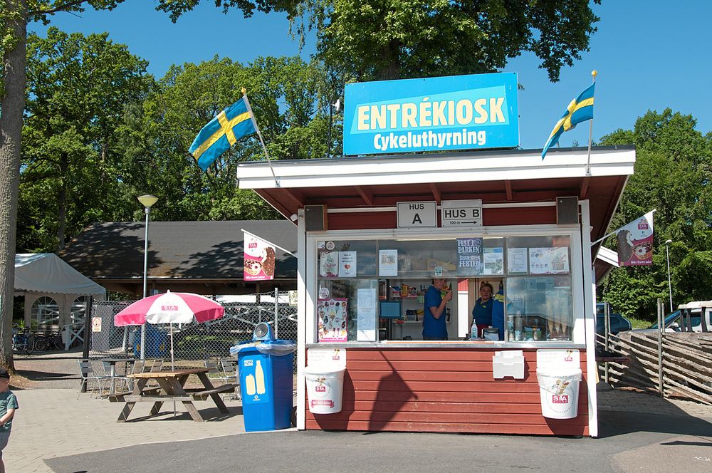 Entrekiosk Cykeluthyrning i en röd bod.
