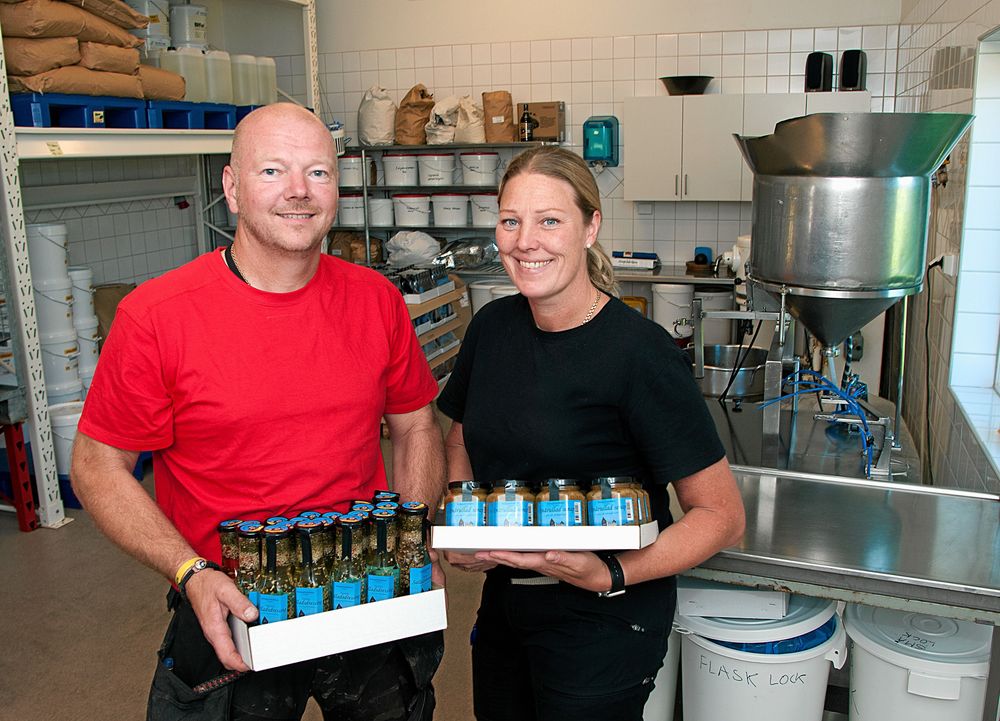 Matilda och Mattias Wetter i köket med senapsburkar.