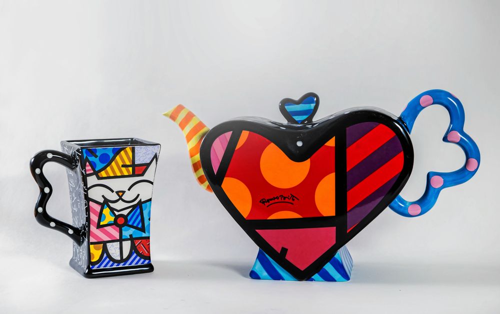 Kul färger och former kan kosta. Här är det konstnären Romero Britto som har haft roligt. 