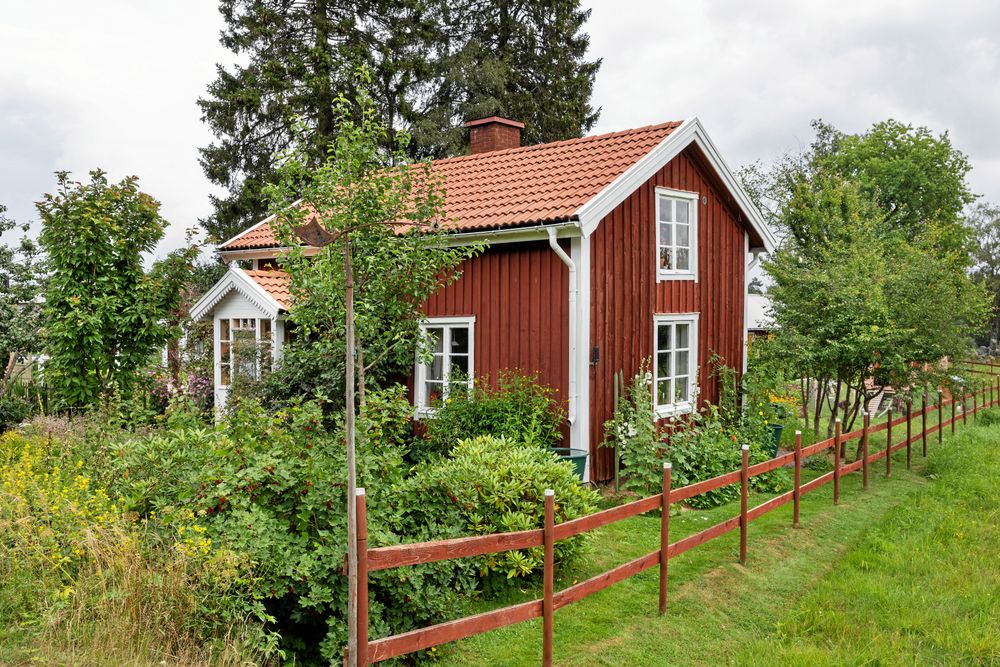 En gång i tiden bodde det femton personer i torpet. Familjen Larsson-Declan tycker inte att de har det trångt. Mycket av sommarlivet levs förstås utomhus.