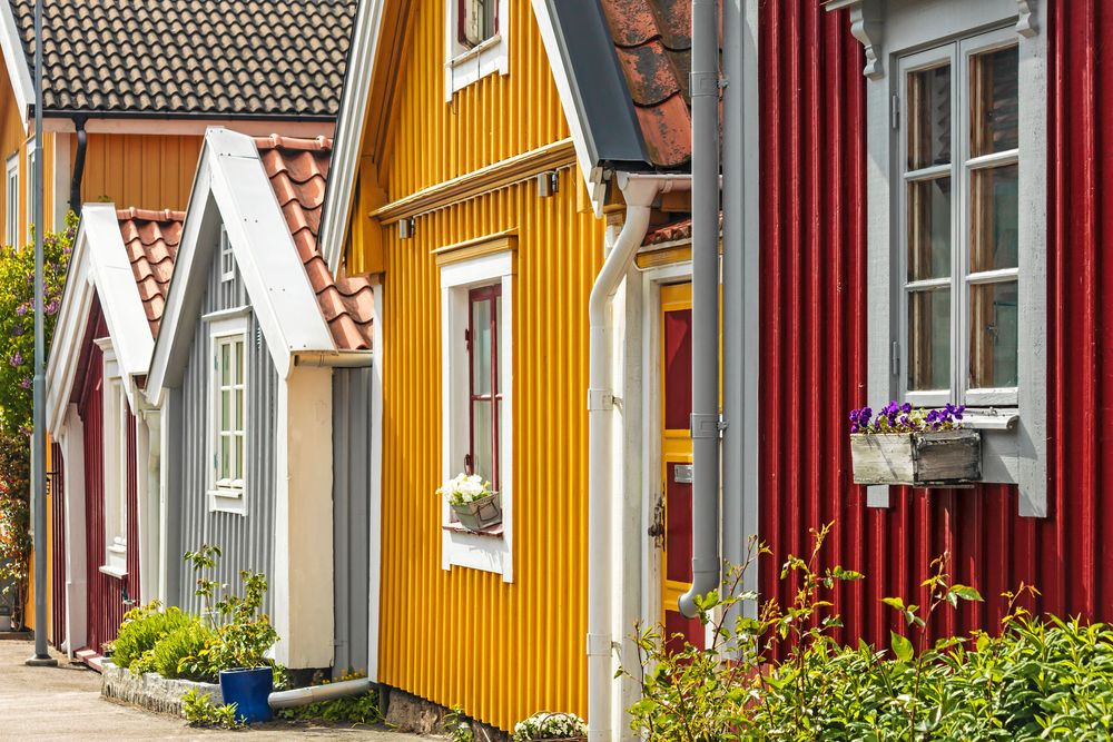 På Björkholmen finns gamla varvsarbetarbostäder bevarade.