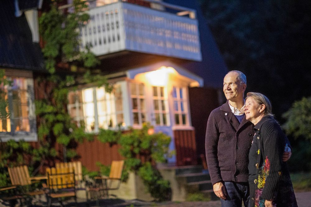 Anders och Marianna delar intresset för natur och konst och trivs i sitt hus på gården Stensjöäng.