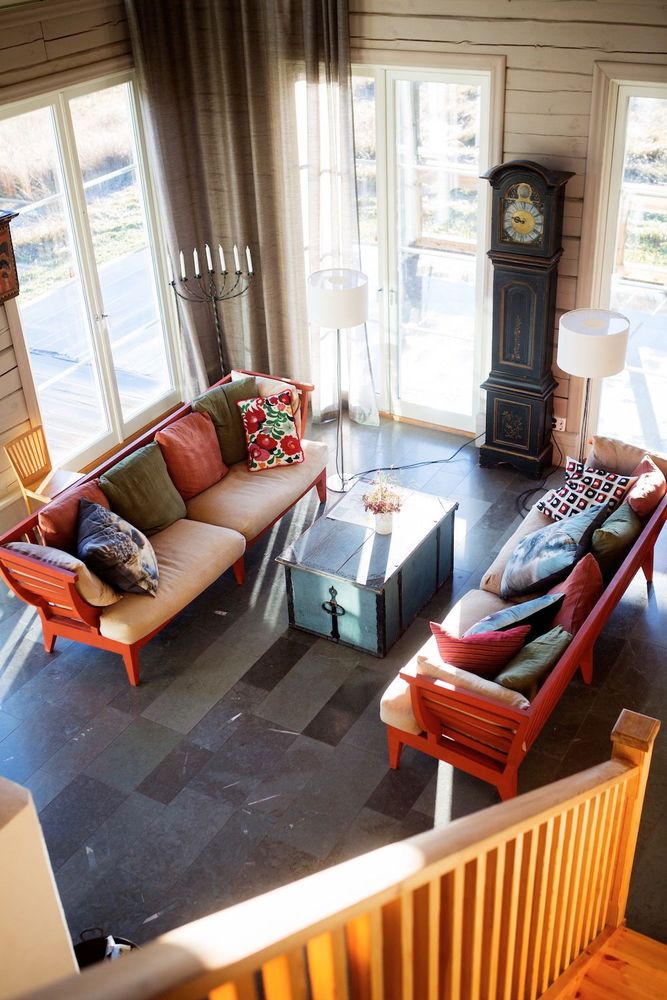 Storstugan är inredd i dalastil, med en blandning av nytt och gammalt.