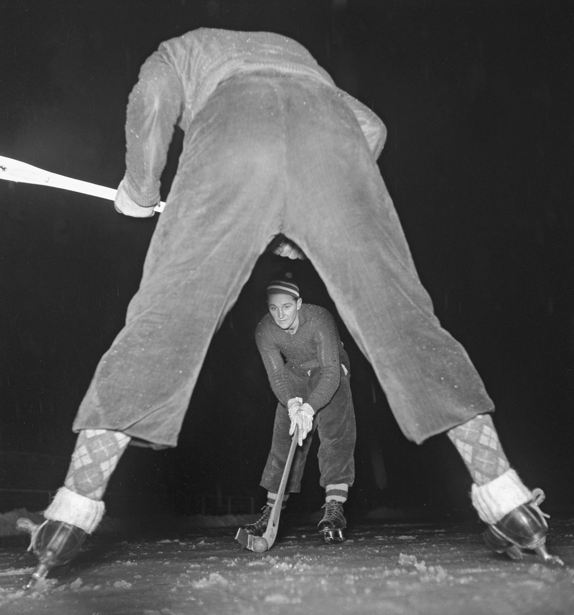 Svenska bandyspelare iförda tidstypiska byxor 
Sverige 1944