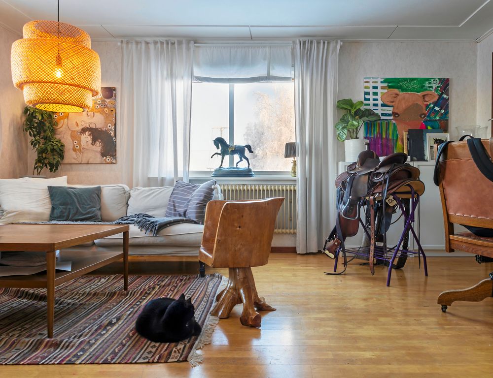 Vardagsrummet med den ovanliga trästolen som var ett arvegods från Lisas mormor.