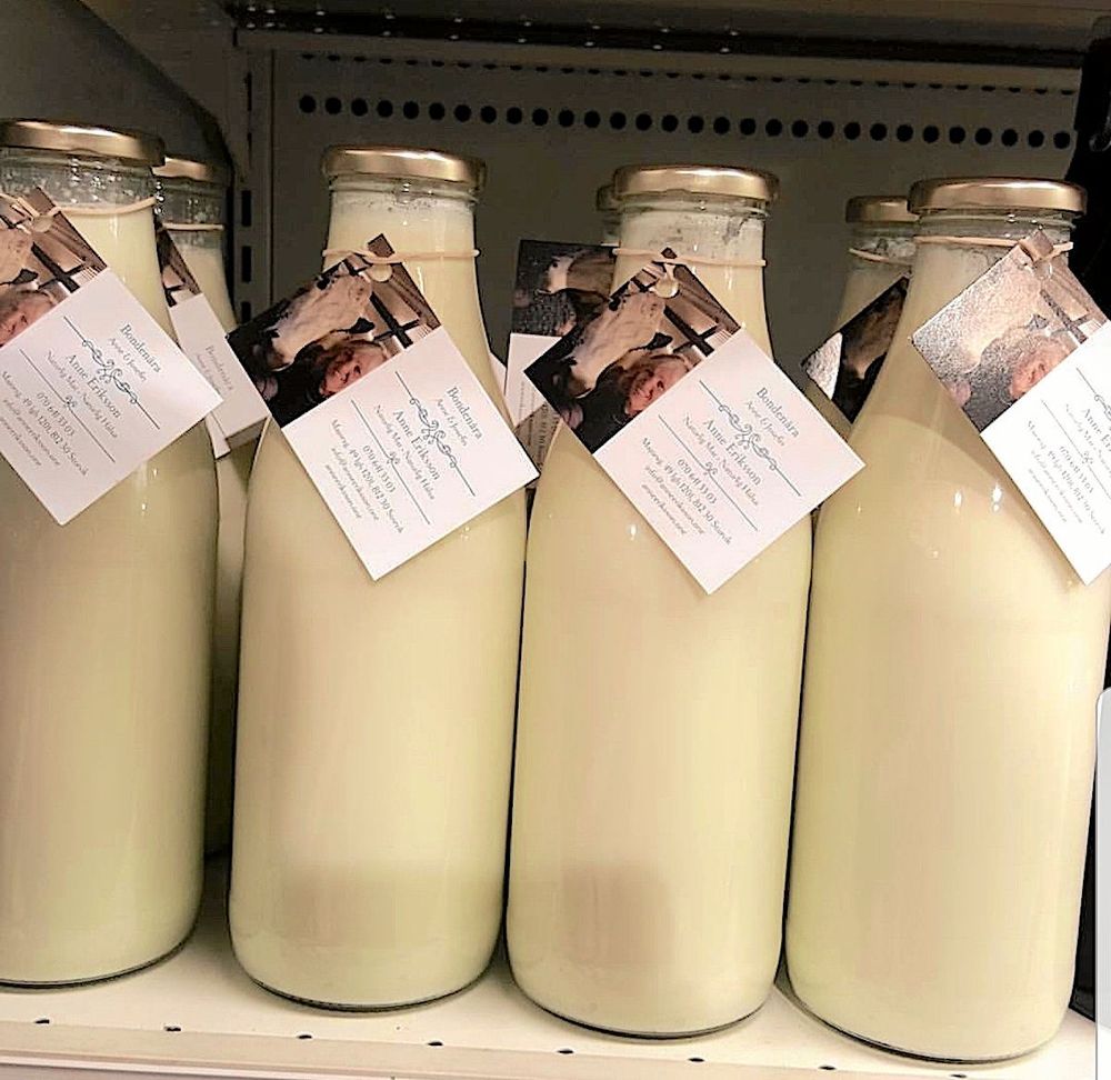 ”Naturmjölk” från fjällkon Josefin säljs i glasflaskor med fina etiketter för 40 kronor litern.