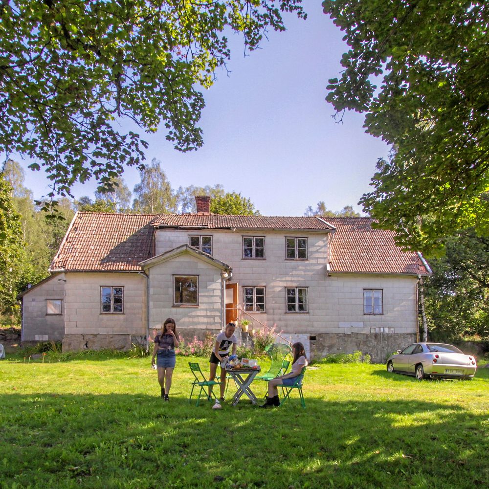Gården tros ha anor till 1600-talet och har stått tom i 20-30 år. Senaste renoveringen gjordes 1946.