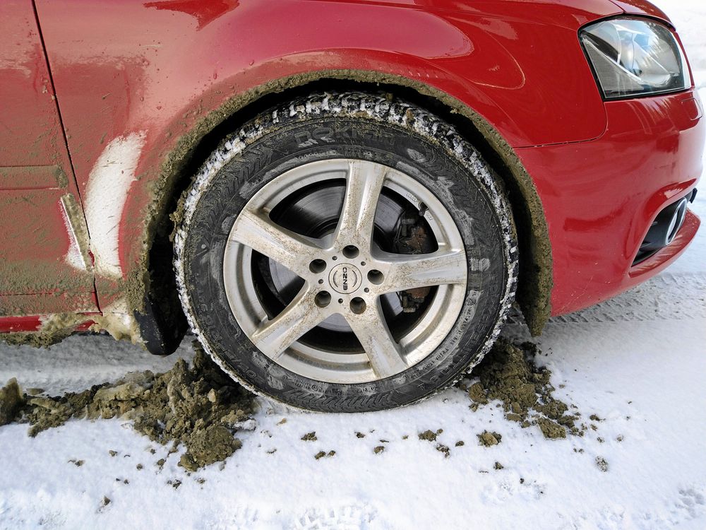 Bilarna får "smet "i hjulhusen, som sitter som cement och jättesvårt att ta bort.