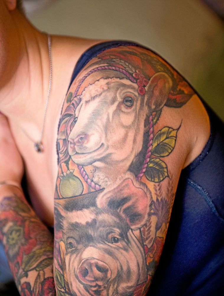 Tatueringen på Lottas vänstra arm tog hela tre dagar att slutföra.