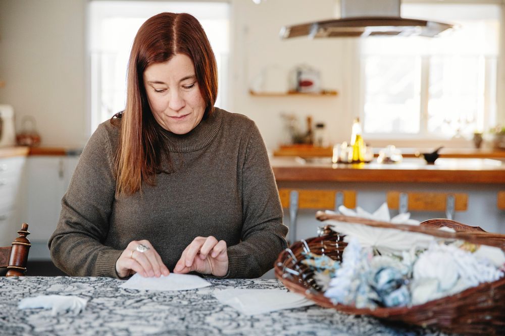 Sofia viker pappersstjärnor, både stora och små som hon hänger lite överallt i huset.