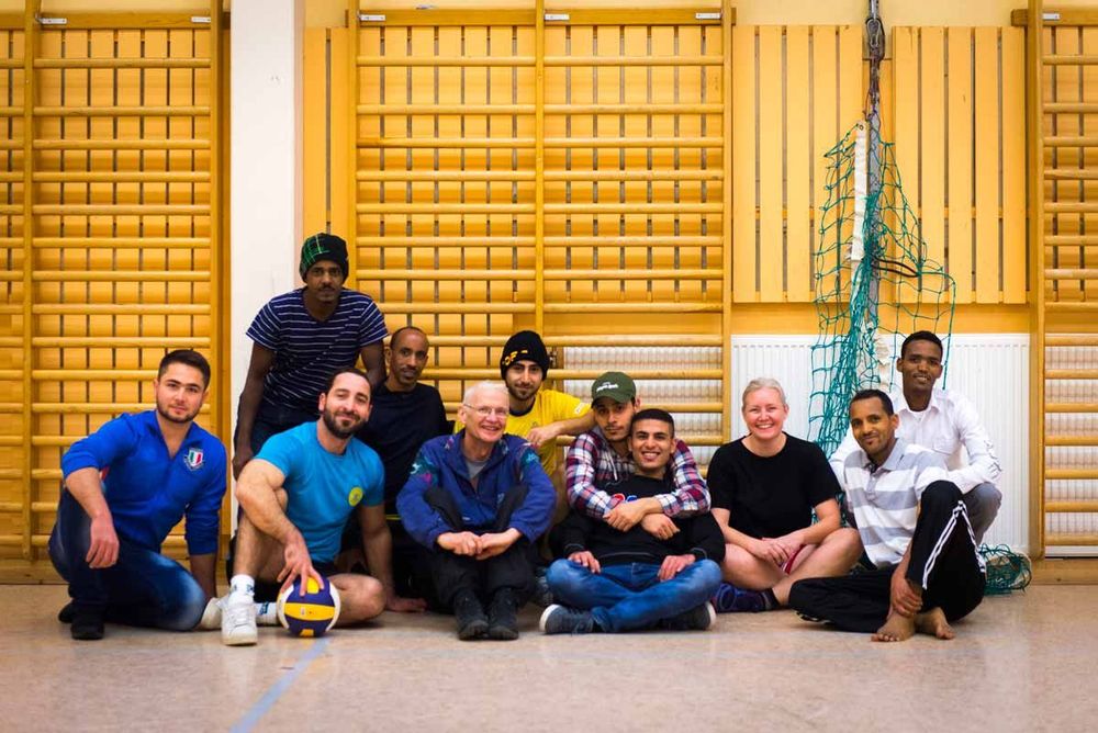 Flyktingar i Långviksmon. Caroline Hjalmarsson, aktiv i nätverket och den som tog initiativ till att ordna volleyboll en gång i veckan med flyktingar och bybor på byns egen idrottshall Mopärlan. Norrlandsförbundet vill att fler flyktingar ska flytta till norra delen av landet eftersom det behövs fler människor där.