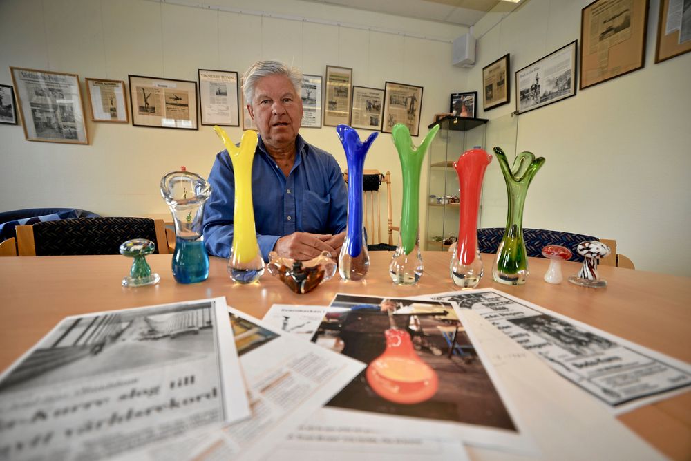 Boda-Kurre är aktuell med en utställning i Skruv. Allt glas på bilden är handblåst av Kurt Henriksson.