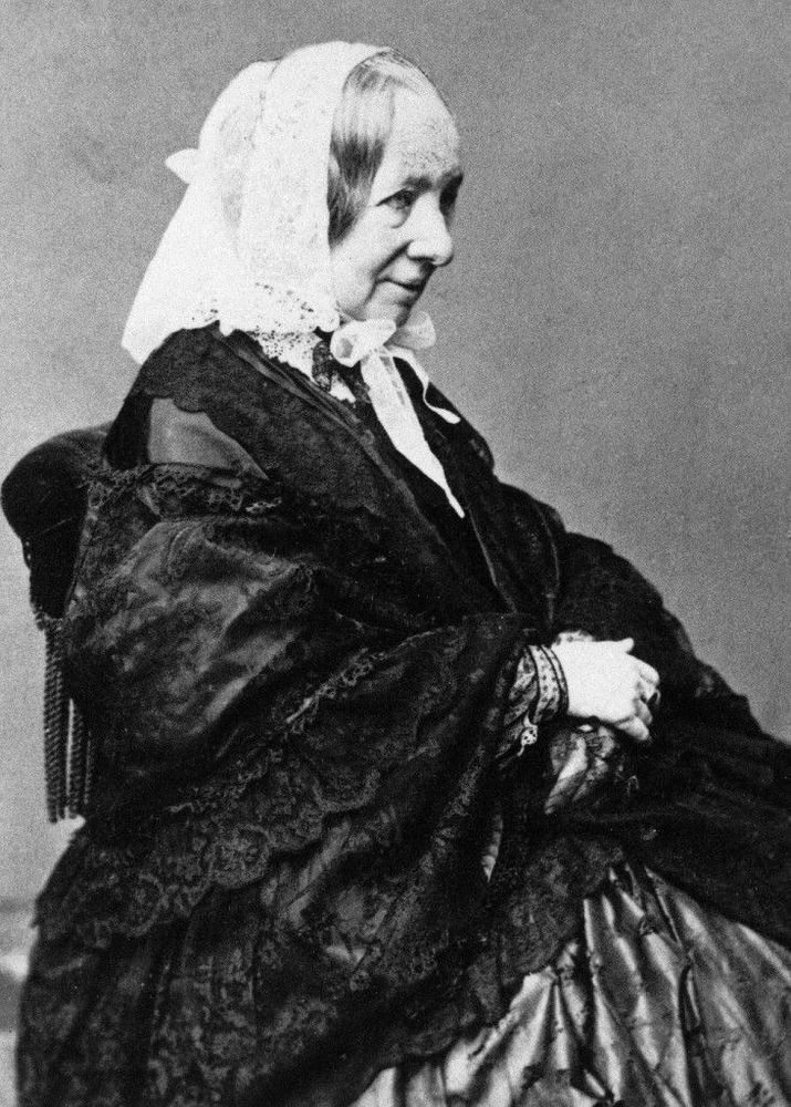Författaren Fredrika Bremer var en av pionjärerna för den svenska kvinnorörelsen. Hon bidrog till att driva fram beslutet att ogifta kvinnor kunde bli myndigförklarade 1858.